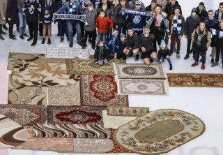 Фанаты World of Tanks нарисовали на льду танк из настоящих ковров