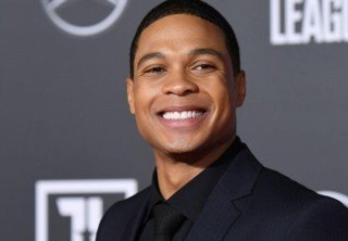 Рэй Фишер в очередной раз обвинил Warner Bros. в расизме