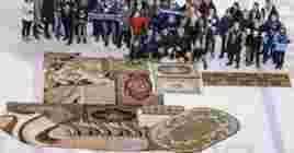 Фанаты World of Tanks нарисовали на льду танк из настоящих ковров