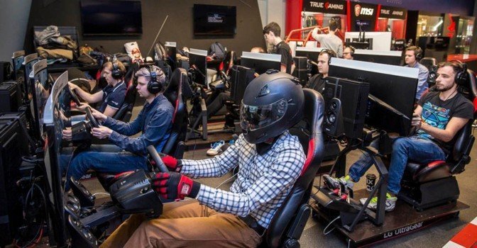 Денис Грабовский стал чемпионом Москвы по автосимулятору RaceRoom