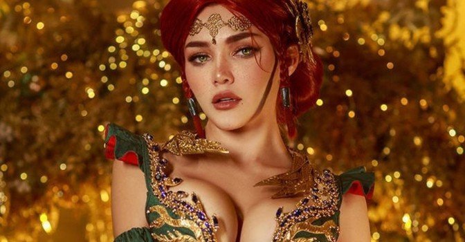 Kalinka Fox показала новогодний косплей на Трисс из Ведьмака